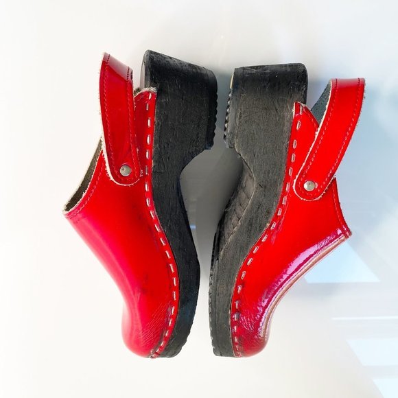 Red Kids Clogs with Flower Detail - Picture 5 of 11